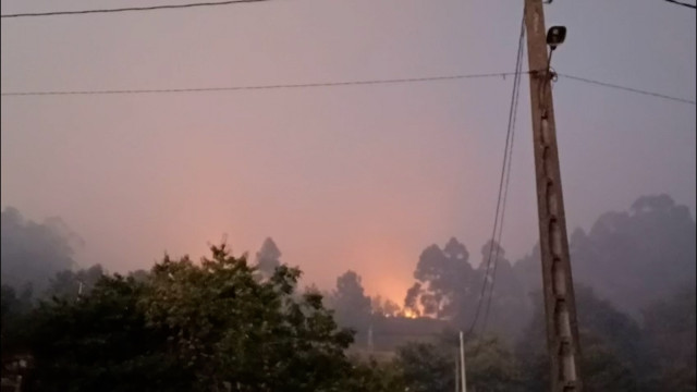 Un incendio entre Pontevedra y Marín deja sin servicio a 247 clientes de Naturgy tras afectar a líneas de alta tensión