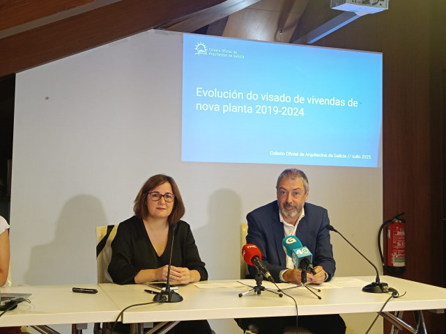 El descano del Colexio de Arquitectos de Galicia (COAG), Luciano Alfaya, y la secretaria de la entidad, María Pierres