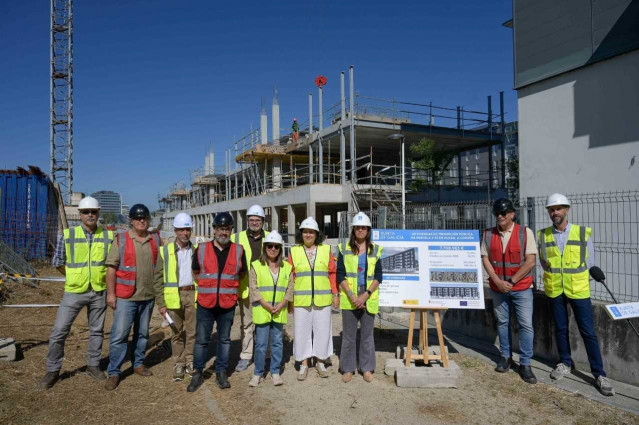 La conselleira de Vivenda e Planificación de Infraestruturas, María Martínez Allegue, durante su visita a la construcción del inmueble en el barrio coruñés de Xuxán
