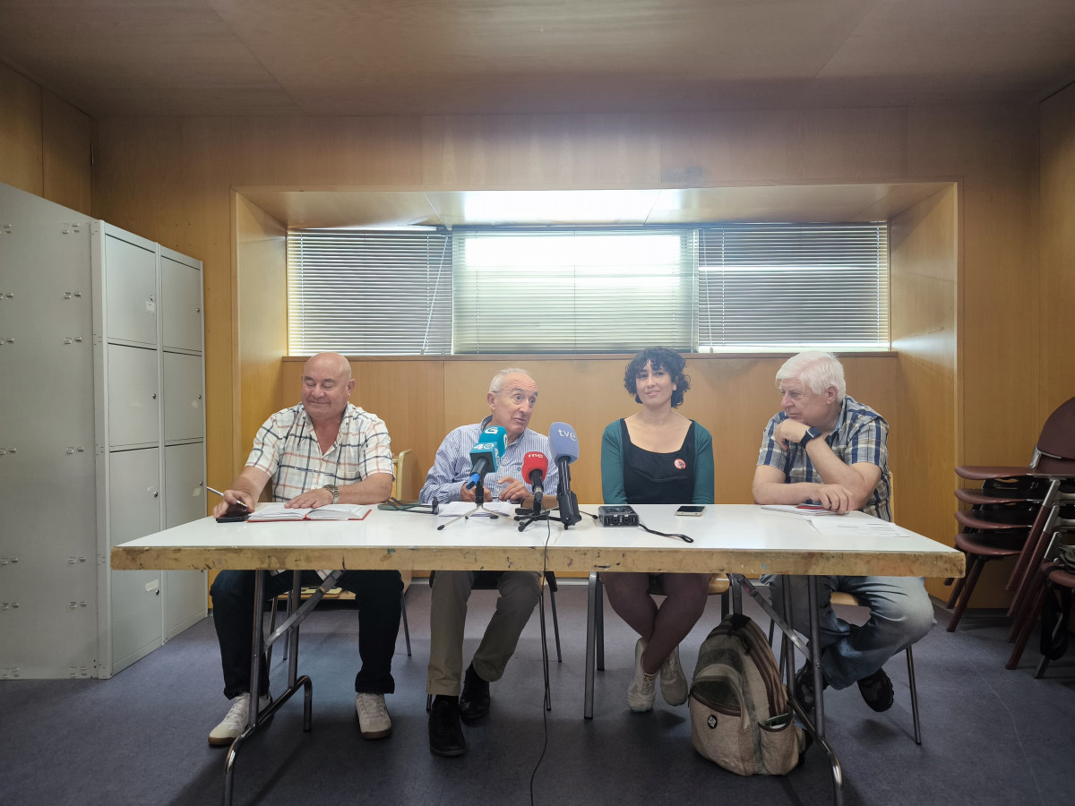 Xosé María Dios (AGDSP), Manuel Martín (SOS Sanidade Pública), Lucía López (BNG) y Carlos Pardo (CCOO).