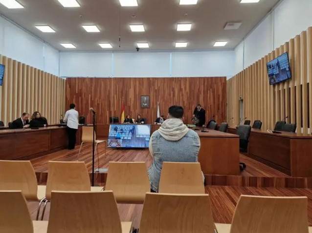 El acusado, durante el juicio celebrado en la sección quinta de la Audiencia Provincial de Pontevedra, con sede en Vigo.