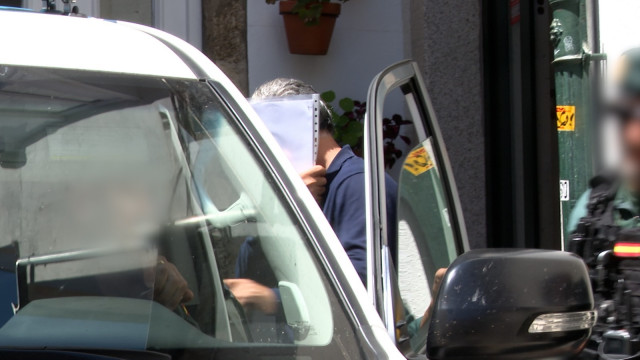 El empresario investigado en Santaigo en una operación de la UCO contra los delitos fiscales es introducido en una patrulla de la Guardia Civil