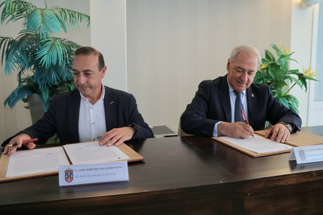 La Diputación de Lugo firma con el alcalde de Xove un convenio para ceder las 10 carreteras provinciales