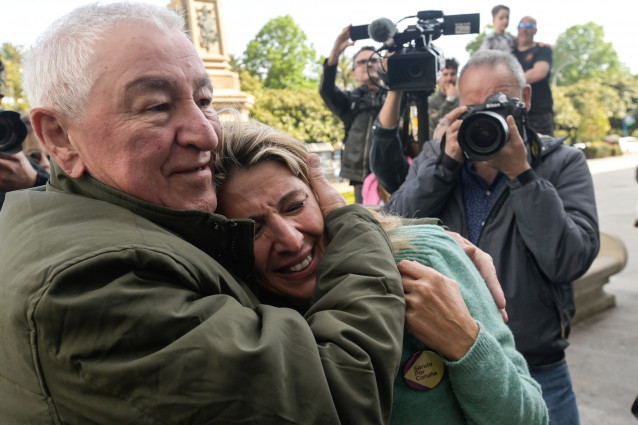 Archivo - La vicepresidenta segunda del Gobierno y ministra de Trabajo, Yolanda Díaz, y su padre, el sindicalista gallego, Suso Díaz, en la plaza de María Pita, a 18 de mayo de 2023, en A Coruña, Galicia (España). Sande es uno de los candidatos a los que