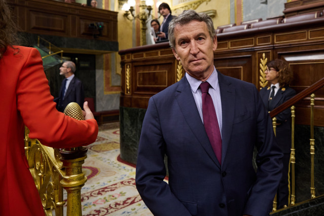 El presidente del Partido Popular, Alberto Núñez Feijóo, durante el pleno extraordinario en el Congreso de los diputados, a 8 de julio de 2025, en Madrid (España). Este pleno únicamente trata sobre la reforma del Reglamento del Congreso que permitirá, ent