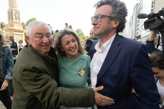 Archivo - (I-D) El sindicalista gallego, Suso Díaz, la vicepresidenta segunda del Gobierno y ministra de Trabajo, Yolanda Díaz, y el candidato de Por Coruña, José Manuel Sande, participan en un paseo en la plaza de María Pita, a 18 de mayo de 2023, en A C
