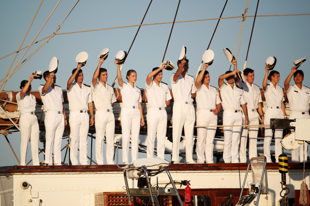 La princesa Leonor (5i) junto a sus compañeros a bordo del buque-escuela de la Armada 'Juan Sebastián de Elcano', a su llegada al puerto de Ferrol, a 9 de julio de 2025, en Ferrol, A Coruña, Galicia (España).