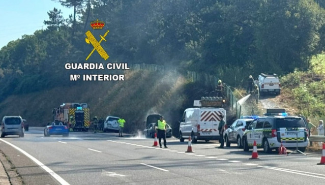 Cortado parcialmente el tráfico en el enlace de la A-55 con la AP-9 en Mos por el incendio de un vehículo