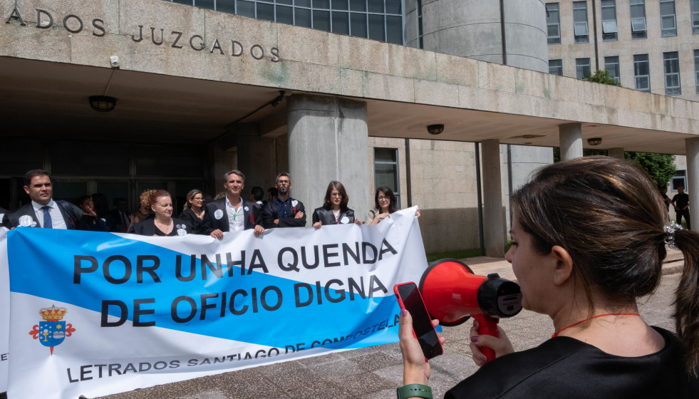 Archivo - Abogados del turno de oficio sujetan una pancarta durante una manifestación, a 12 de julio de 2023, en Santiago de Compostela, A Coruña, Galicia (España). A esta huelga, convocada por el 