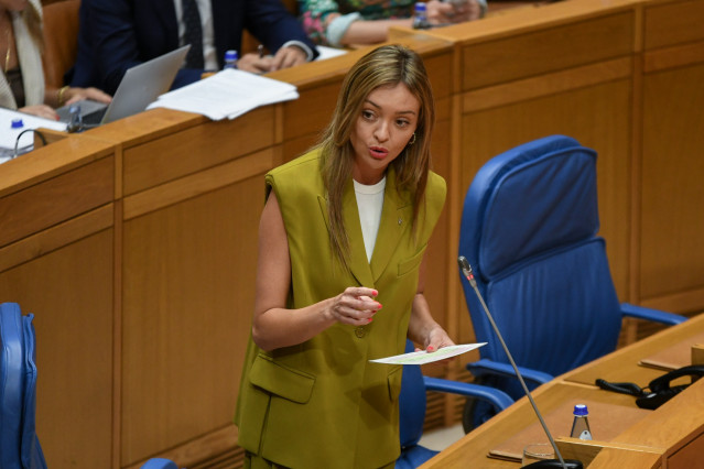 La conselleira de Política Social e Igualdade, Fabiola García, responde a una pregunta en el pleno del Parlamento.