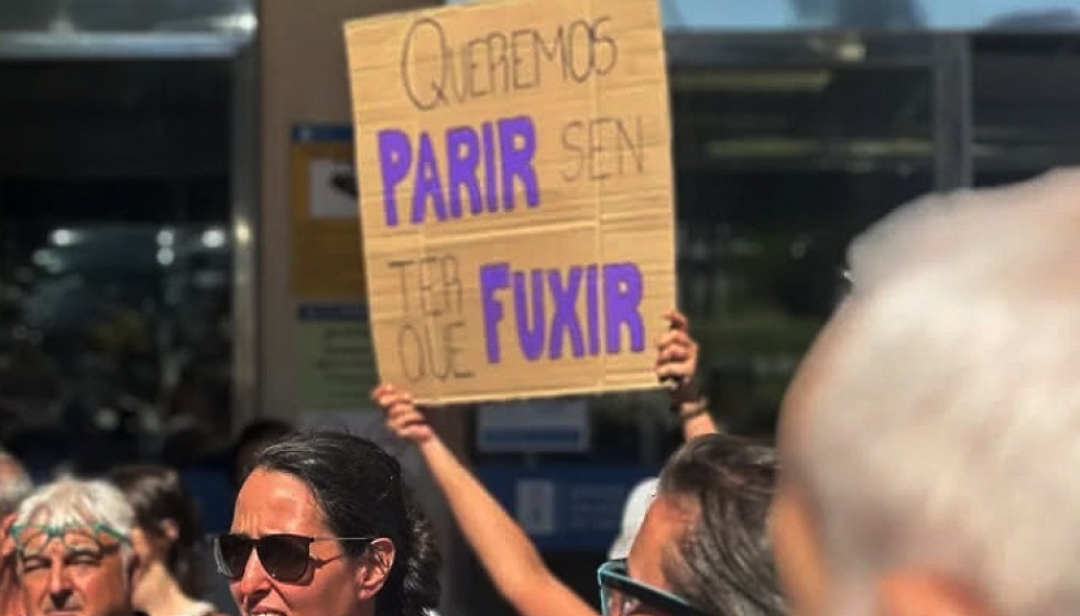 Cartel durante la protesta el martes frente al CHUO de Ourense por el traslado del paritorio