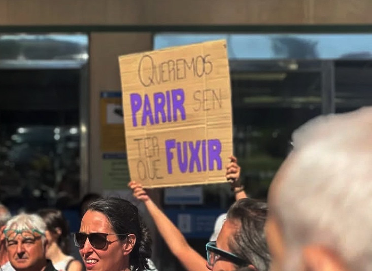 Cartel durante la protesta el martes frente al CHUO de Ourense por el traslado del paritorio