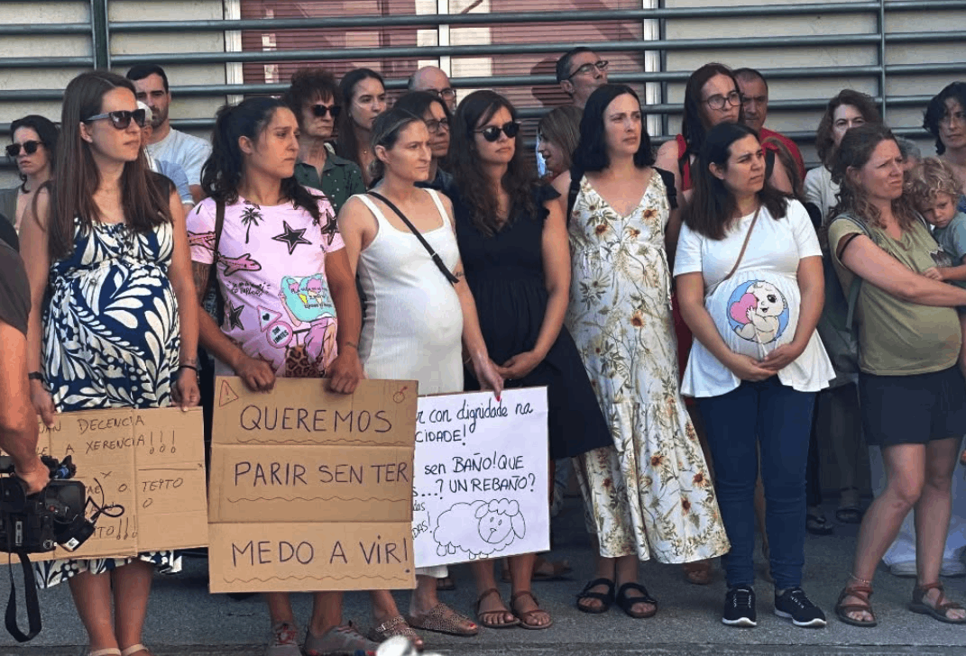 Protesta de embarazadas frente al CHUO de Ourense