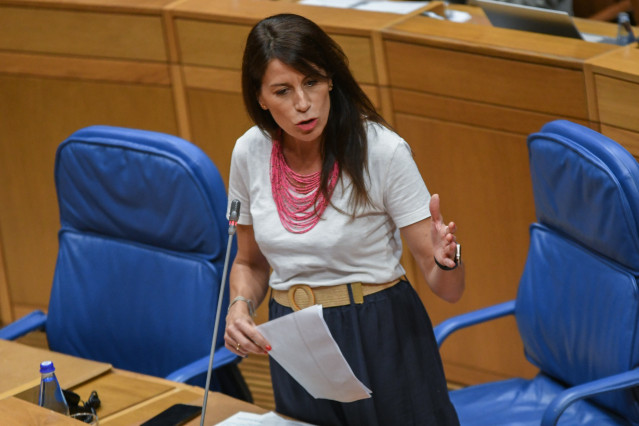 La conselleira de Vivenda e Planificación de Infraestruturas, María M. Allegue, responde a una pregunta en el pleno del Parlamento.