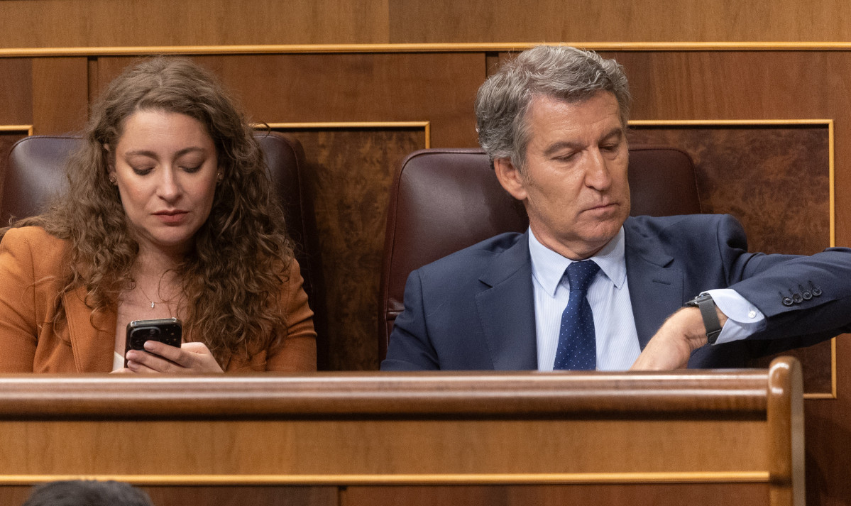 La portavoz del PP en el Congreso, Ester Muñoz y el presidente del PP, Alberto Sánchez Feijóo, durante un pleno extraordinario, en el Congreso de los Diputados, a 9 de julio de 2025, en Madrid (Esp