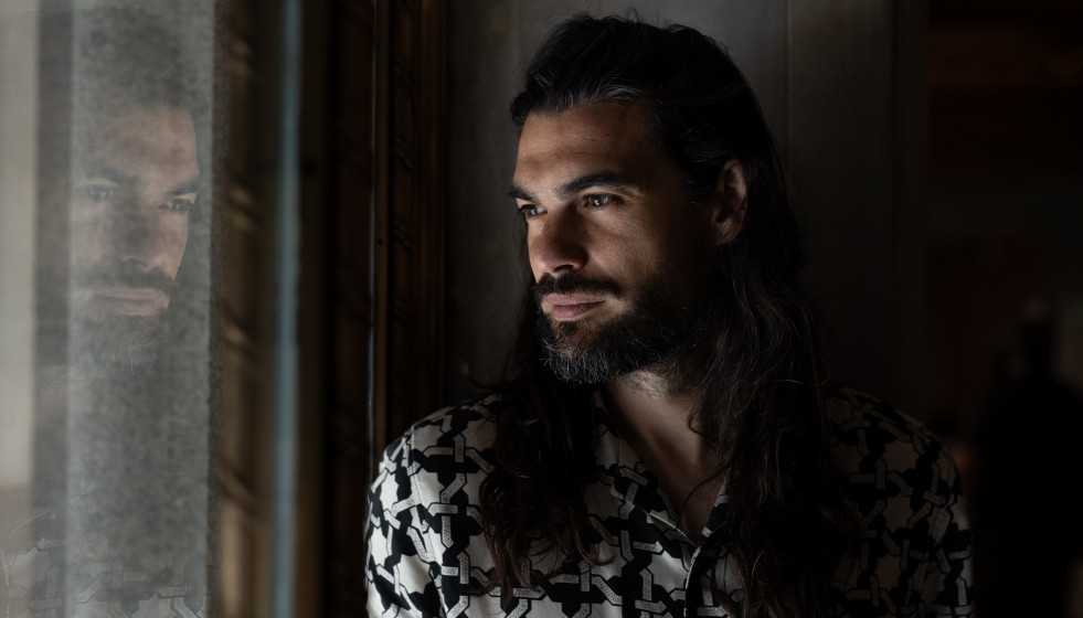 Archivo - El director y guionista Oliver Laxe, durante una entrevista para Europa Press con el cineasta Oliver Laxe y el actor Sergi López por la película 'Sirat', premiada en el Festival de Cannes,