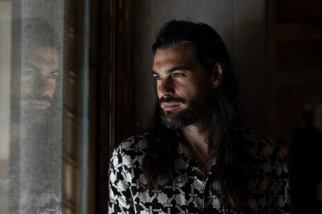 Archivo - El director y guionista Oliver Laxe, durante una entrevista para Europa Press con el cineasta Oliver Laxe y el actor Sergi López por la película 'Sirat', premiada en el Festival de Cannes, en el Espacio Movistar, a 2 de junio de 2025, en Madrid