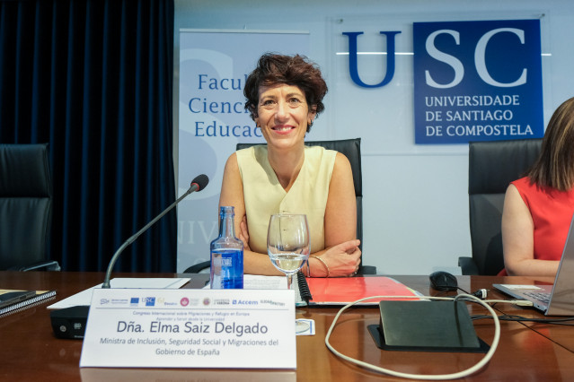 La ministra de Inclusión, Seguridad Social y Migraciones, Elma Saiz, mantiene un encuentro con los medios de comunicación, en la Facultad de Ciencias de la Educación de Santiago de Compostela, a 10 de julio de 2025, en Santiago de Compostela, A Coruña, Ga