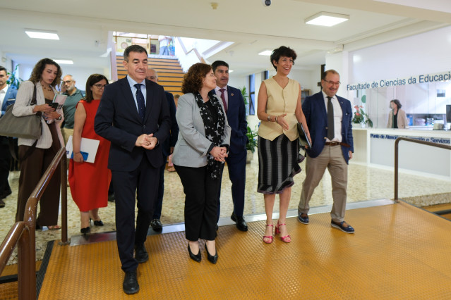 La ministra de Inclusión, Seguridad Social y Migraciones, Elma Saiz (2d), antes de participar en un congreso sobre migraciones y refugiados, en la Facultad de Ciencias de la Educación de Santiago de Compostela, a 10 de julio de 2025, en Santiago de Compos