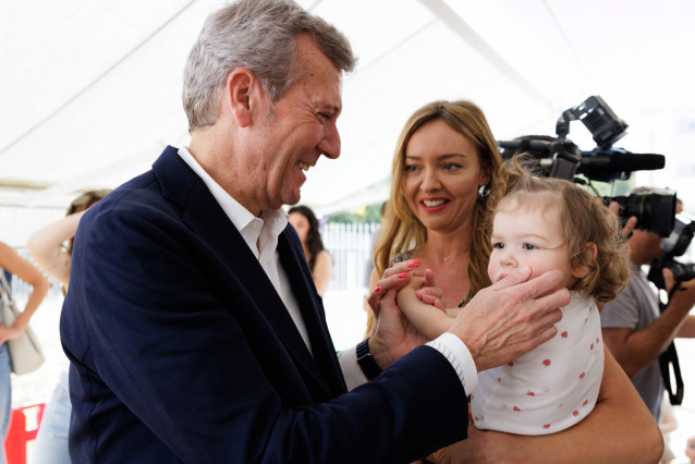 El presidente de la Xunta, Alfonso Rueda, acompañado de la conselleira de Política Social e Igualdade, Fabiola García, participa en el acto de clausura del curso 2024/2025 en las escuelas infantiles públicas autonómicas.