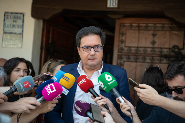 El ministro para la Transformación Digital y de la Función Pública, Óscar López, ofrece declaraciones a los medios durante su visita al Corral de Comedias, a 10 de julio de 2025, en Almagro, Ciudad Real, Castilla-La Mancha (España).  El corral es escenari