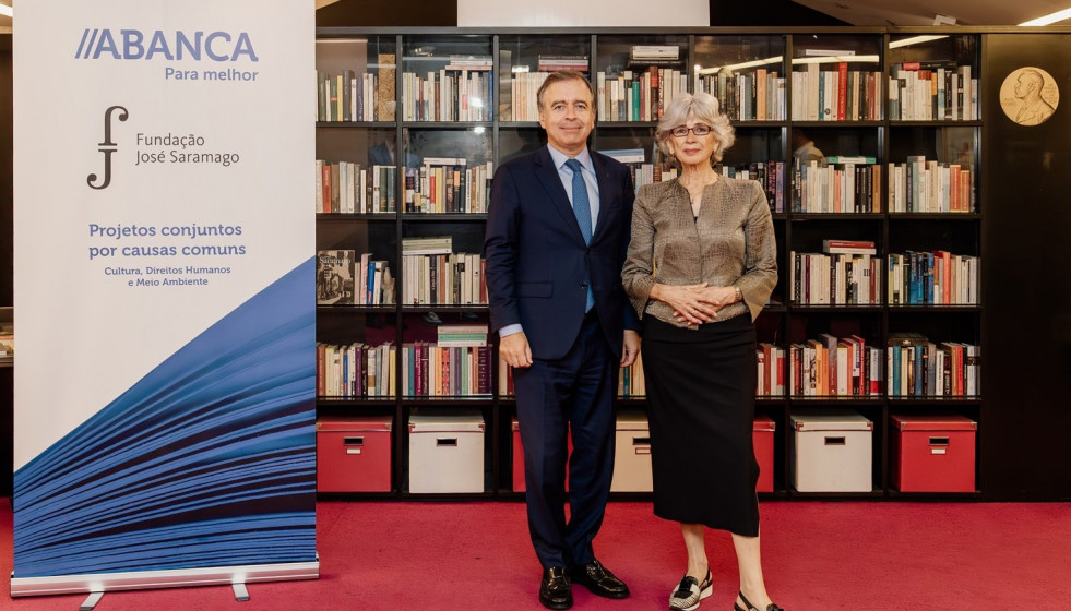 El consejero delegado de Abanca, Franciso Botas, y la presidenta del consejo de administración de la Fundación José Saramago, Pilar del Río, firman convenio de colaboración