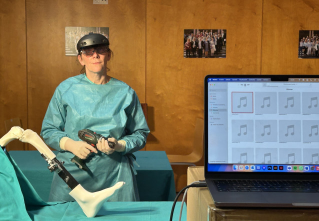 Profesionales prueban gafas de realidad aumentada en cirugías.