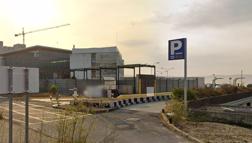 Entrada al parking del hospital Marcide en Ferrol en una foto de Google Street View