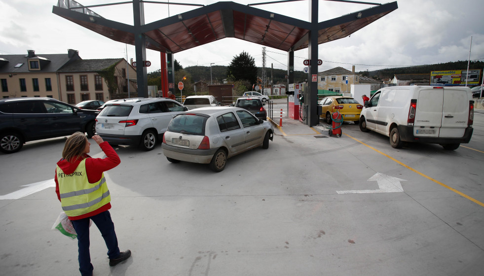 Archivo - Una trabajadora de la gasolinera y vehículos en la gasolinera Petroprix de Ribadeo, a 2 de enero de 2024, en Ribadeo, Lugo, Galicia (España).