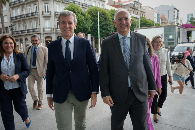 El presidente de la Xunta de Galicia, Alfonso Rueda (i), recibe al comisario europeo de Pesca y Océanos, Costas Kadis (d), en la Delegación de la Xunta de Galicia en Vigo, a 10 de julio de 2025.