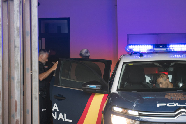 Agentes de la policía nacional detienen a una persona por la reyerta de Ribeira, a 11 de julio de 2025, en Ribeira, A Coruña, Galicia (España). Otras seis personas fueron detenidas ayer, 10 de julio, por la multitudinaria pelea que se produjo el pasado 1