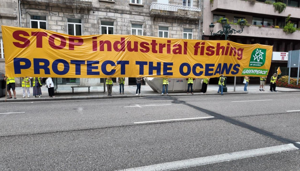 Protesta en  Vigo contra el arrastre en una foto de Ecoloxistas en Acción