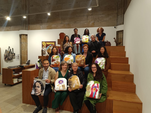 La USC apuesta por la sostenibilidad con su nueva marca de bolsas y mochilas realizadas con lonas de sus exposiciones