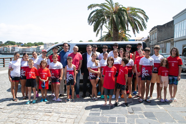 El presidente de la Diputación de A Coruña, Valentín González Formoso, y el diputado de Deportes, Antonio Leira, junto a usuarios del Club del Mar de Mugardos