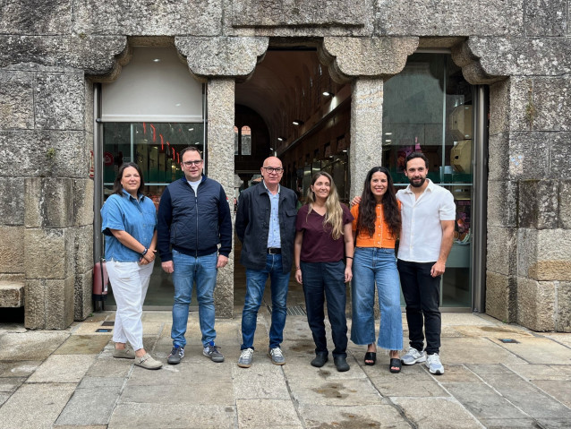 Carmela Cano, gerente de Galmesán; Manuel Costiña, de Restaurante Costiña; Xosé Regueira, vicepresidente de la Diputación; Lucía Freitas, de A Tafona, y Graciela Castro y Darío Capel, de Chichalovers, en la presentación de 'Saudade', a 11 de julio.
