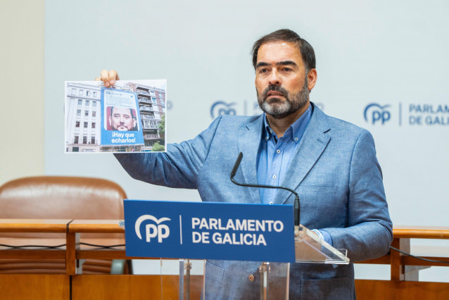 El portavoz parlamentario del PPdeG, Alberto Pazos Couñago, en rueda de prensa en la Cámara gallega.