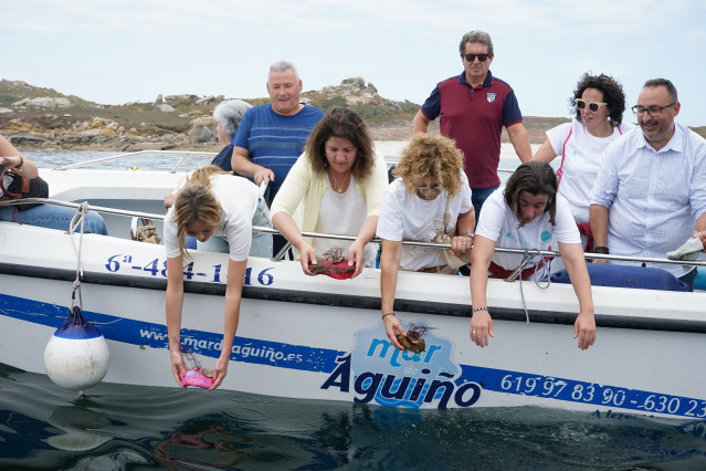 La conselleira de Política Social e Igualdade, Fabiola García ,colabora en la inserción de algas en el Parque Nacional Marítimo Terrestre de las Illas Atlánticas