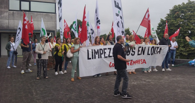 Decenas de trabajadores de limpieza del CHUS protestan ante la Consellería de Sanidade por 