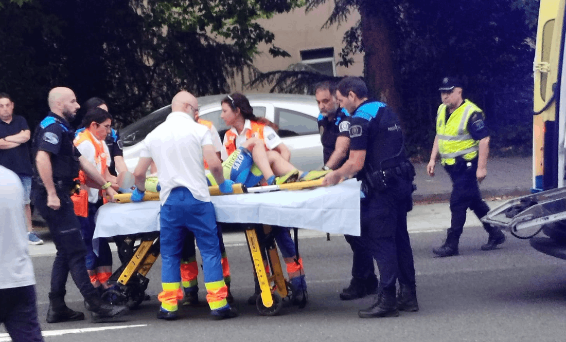 Ambulancia y Policu00eda Local atienden el atropello de ciclista en la Avenida de Castelao en Santiago