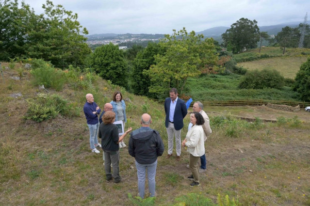 El conselleiro de Cultura, José López Campos, visita el castro de Montes Claros, en A Laracha (A Coruña).