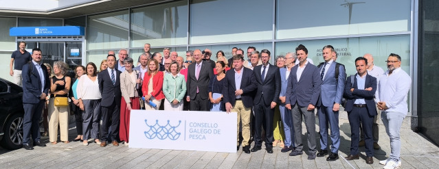 O comisario europeo de Pesca e Océanos, Costas Kadis, coa conselleira do Mar, Marta Villaverde; a secretaria xeral de Pesca, Isabel Artime; e membros do Consello Galego de Pesca, após unha reunión en Vigo a 11 de xullo de 2025.