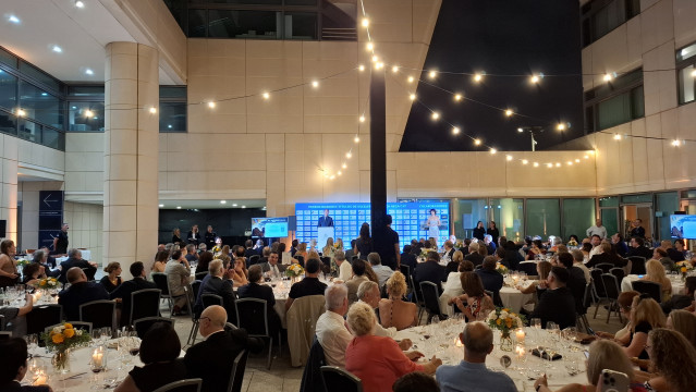 Aega-Cat premia a los gallegos Amancio Prada, Aspas, María Rey, Botas (Abanca) y a su Parlamento