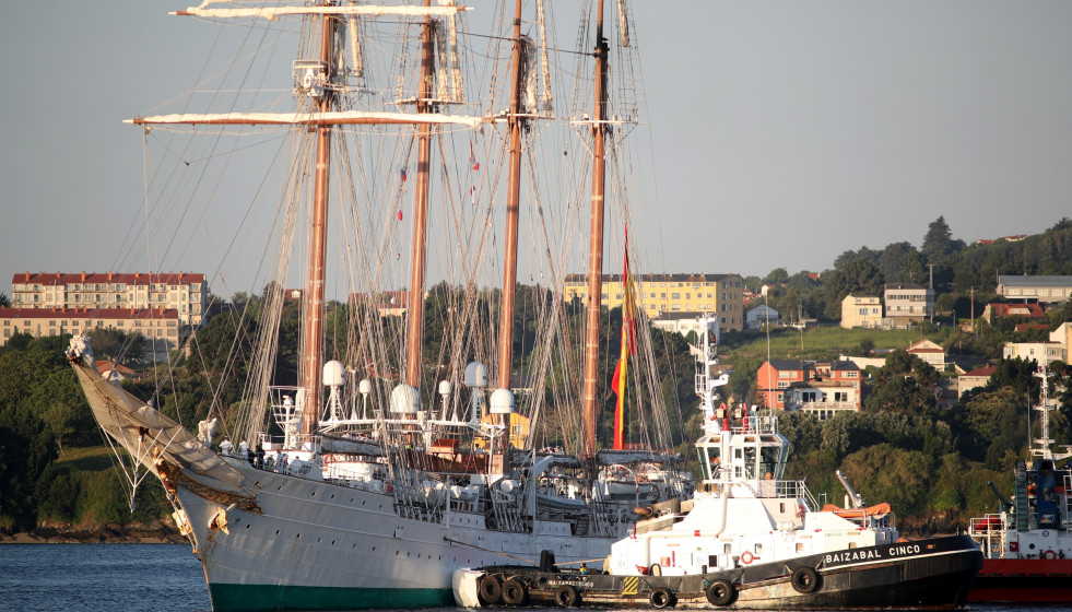 El buque-escuela 'Juan Sebastián de Elcano' llega al puerto de Ferrol, a 9 de julio de 2025, en Ferrol, A Coruña, Galicia (España).