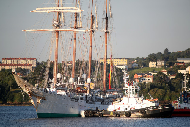 El buque-escuela 'Juan Sebastián de Elcano' llega al puerto de Ferrol, a 9 de julio de 2025, en Ferrol, A Coruña, Galicia (España).