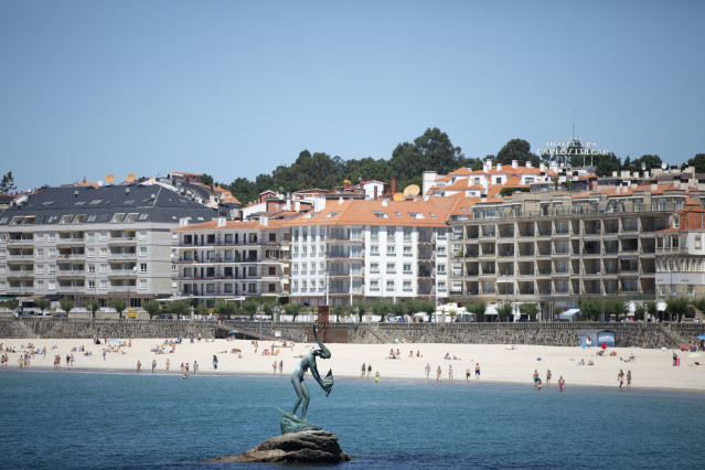 Archivo - Varias personas disfrutan de la playa de Sanxenxo, a 4 de junio de 2021, en Sanxenxo, Pontevedra, Galicia, (España).
