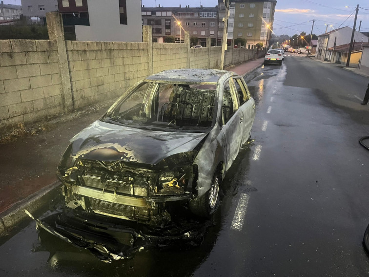 Arde un coche estacionado en una calle de Melide