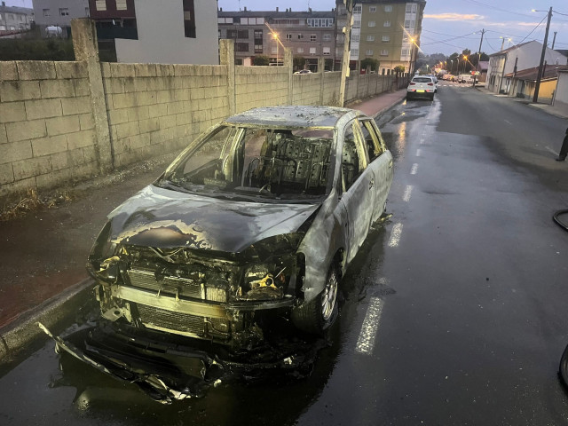 Arde un coche en melide.