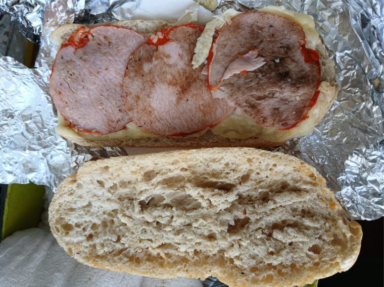 Este bocadillo de lomo es toda la comida que han recibido para una jornada laboral los brgadistas, denuncia el SPIF