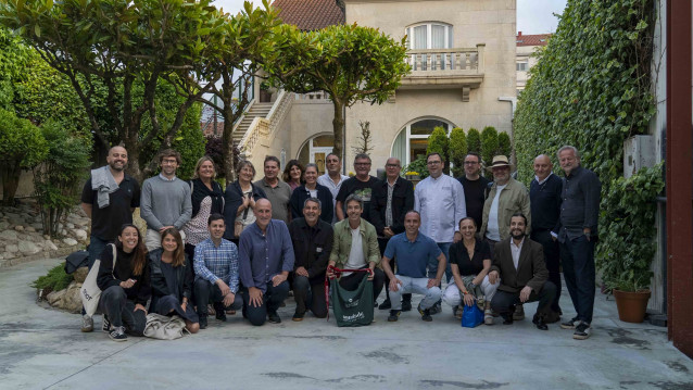 Archivo - Chefs que participan en 'Saudade' cenan en el restaurante 'O Retiro da Costiña', en Santa Comba (A Coruña).