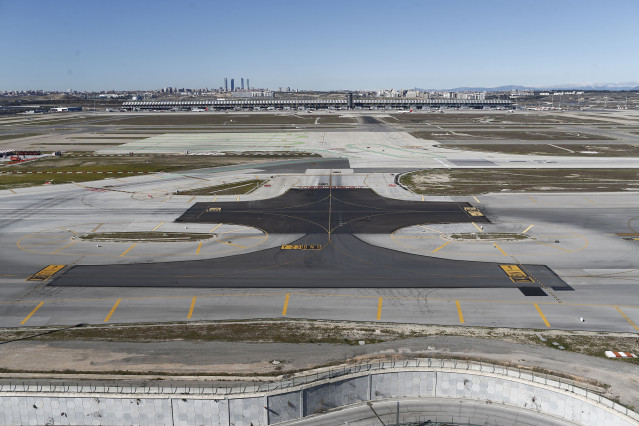 Archivo - Aeropuerto de Barajas, pista de despegue y aterrizaje vistas, vistas del aeropuerto,